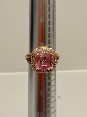 Bomb Party NWOT!! Gold-Tone Pink Cushion Halo Ring